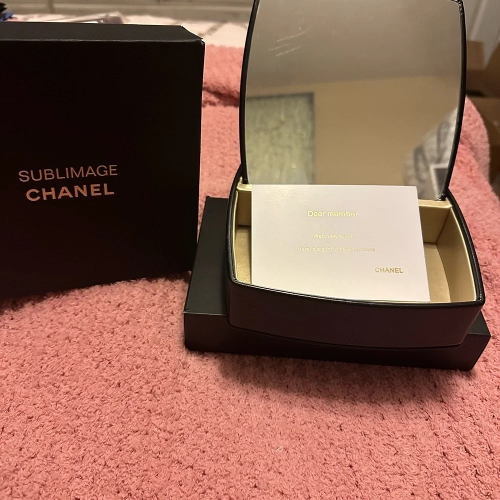 Chanel Sublimage Black and Gold Box Jewelry box/Vanity Mirror. - Picture 2 of 4
